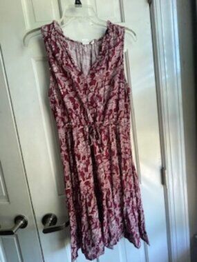 Sleeveless, knee cut dress